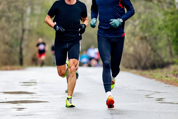 Främre Två Manliga Löpare Kör Våren Kör Väg Med Pölar — Stockfoto