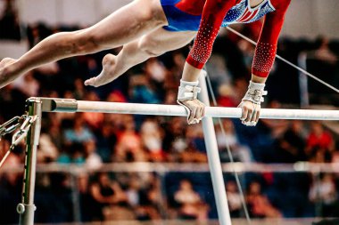 Sanatsal jimnastikteki dengesiz barlar, spor yaz oyunları üzerine çalışan kadın jimnastikçi.