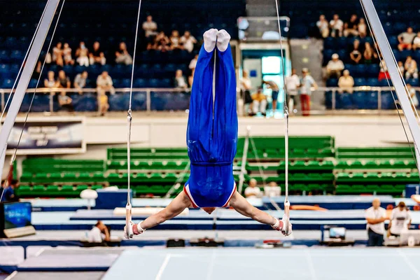 Atleta Ginasta Exercício Quadro Anel Ginástica Campeonato Artístico Jogos Esporte — Fotografia de Stock