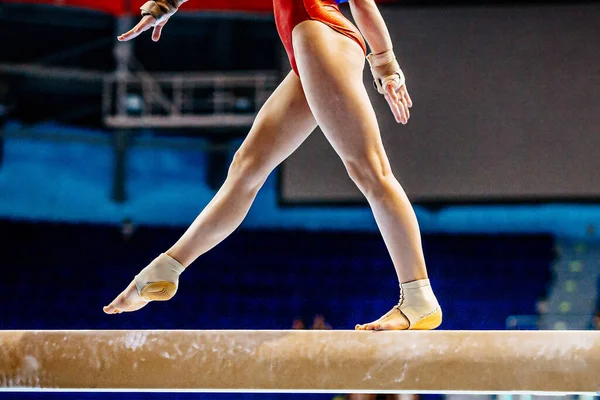 Piernas Gimnasta Femenina Paso Viga Equilibrio Gimnasia Artística Deportes Juegos —  Fotos de Stock