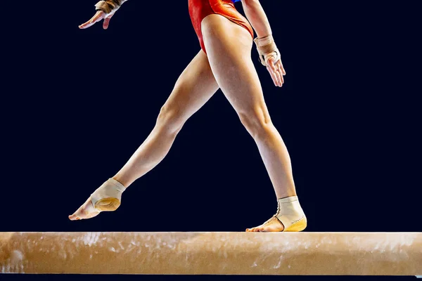 Nohy Žena Gymnastka Krok Rovnováhu Paprsek Gymnastice Černém Pozadí Sportovní — Stock fotografie