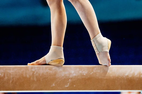 Närbild Ben Kvinnlig Gymnast Balansbjälke Gymnastik Utrustad Neopren Fotled Stöd — Stockfoto