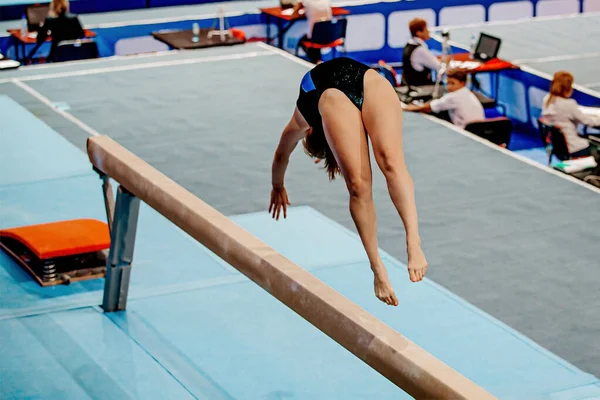 Kvinnlig Gymnast Motion Akrobatiska Element Balans Balk Konstnärlig Gymnastik Sommar — Stockfoto