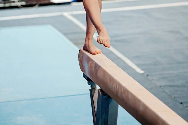 Beine Weibliche Turnerin Schritt Auf Schwebebalken Turnen Sport Sommerspiele — Stockfoto