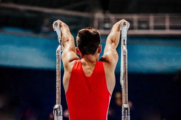 Zadní Pohled Atlet Gymnastka Začít Cvičení Paralelní Bary Mistrovství Gymnastiky — Stock fotografie