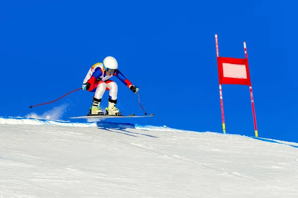 Vrouwelijke Racer Alpine Skipiste Besneeuwde Piste Blauwe Hemel Achtergrond Wintersport — Stockfoto