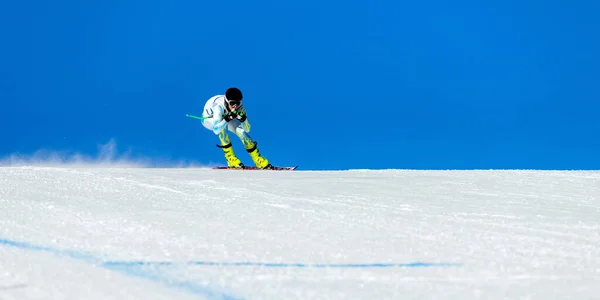 Man Ski Racer Alpina Skidspår Snöig Lutning Blå Himmel Bakgrund — Stockfoto