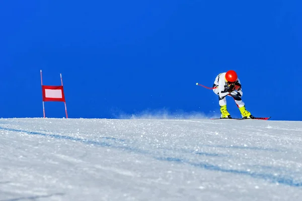 Skidåkare Alpina Skidspår Nedförsbacke Röd Grind Och Snöig Lutning Blå — Stockfoto
