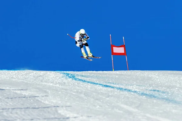 Corredor Esquí Masculino Pista Esquí Alpino Carrera Cuesta Abajo Saltar —  Fotos de Stock