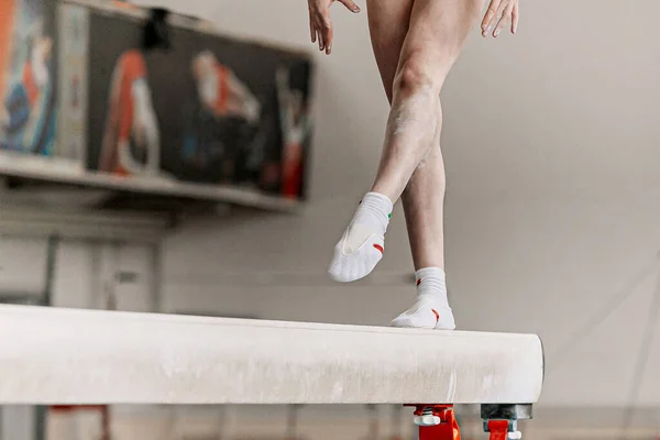 Nohy Žena Gymnastka Krok Rovnováhu Paprsek Umělecké Gymnastice Sportovní Letní — Stock fotografie
