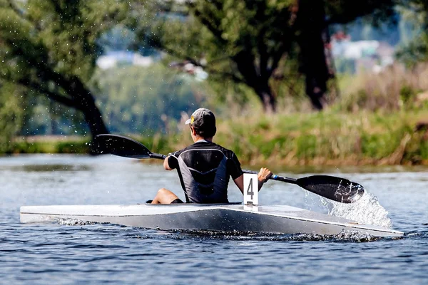 Vue Arrière Athlète Masculin Kayak Entraînement Aviron Unique Sur Lac — Photo