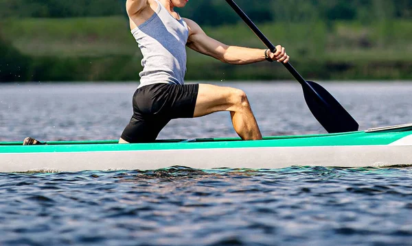 Close Parte Corpo Atleta Masculino Canoísta Canoa Única Corrida Remo — Fotografia de Stock