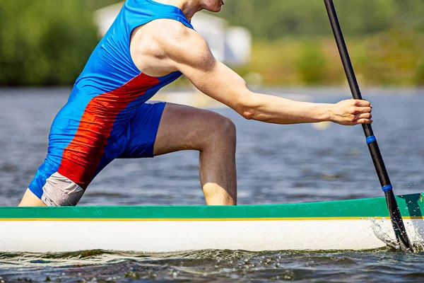 Close Parte Corpo Atleta Canoísta Canoa Única Corrida Remo Jogos — Fotografia de Stock