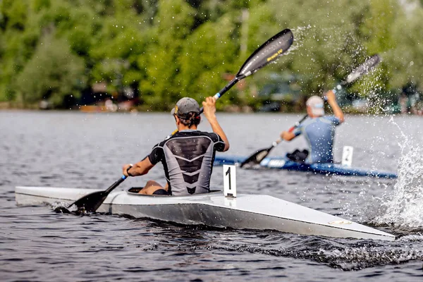 Deux Hommes Athlète Kayak Sur Kayak Unique Course Championnat Kayak — Photo