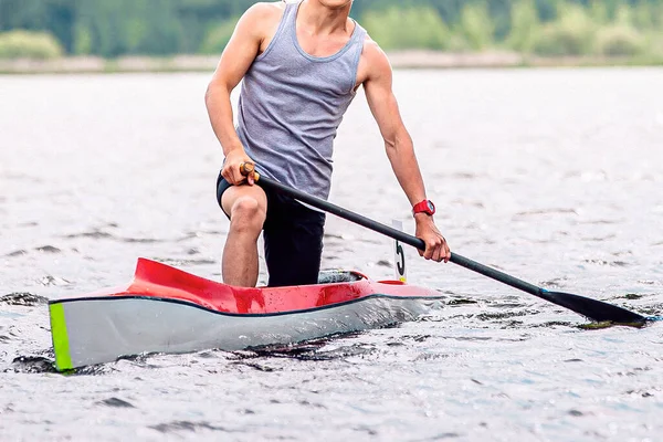 フロントビューカヌーシングルで男性選手カヌー フィニッシュラインの後 水をパドル 夏の屋外スポーツ — ストック写真