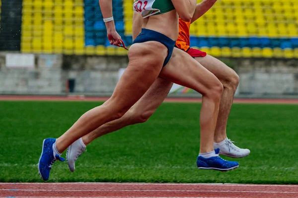 Unseen Corredor Femenino Corriendo Junto Con Sprint Guía Estadio Corredores — Foto de Stock
