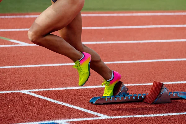 Close Pernas Feminino Corredor Começar Correr Partir Blocos Iniciais Estádio — Fotografia de Stock