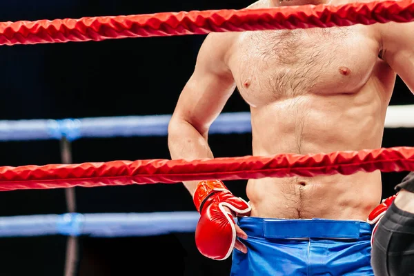 在Mma比赛后 戴着红色手套的拳击手站在拳击台上 运动员赤身裸体地流汗 — 图库照片