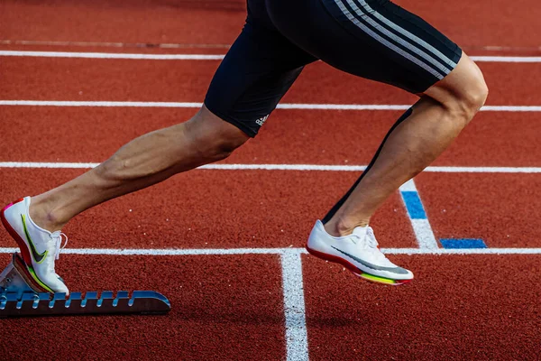 Close Pernas Corredor Nike Spikes Sapatos Meias Adidas Começar Correr — Fotografia de Stock