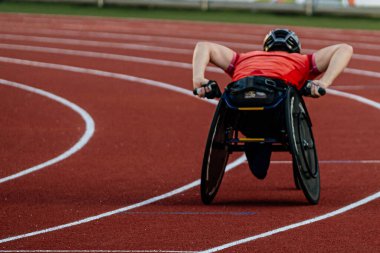 Kırmızı pist stadyumunda tekerlekli sandalyedeki erkek atlet, yaz para atletizm şampiyonası