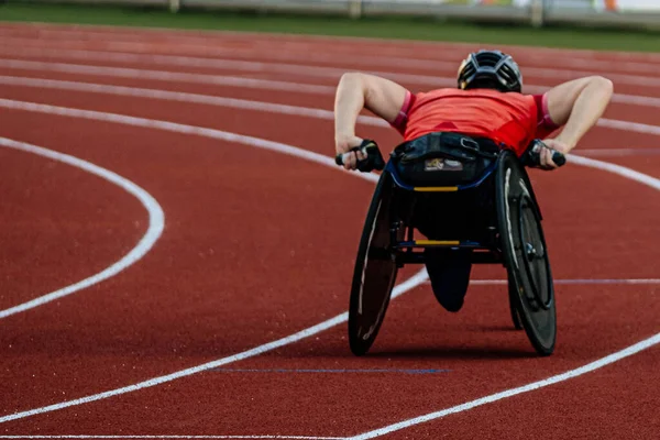 Kırmızı Pist Stadyumunda Tekerlekli Sandalyedeki Erkek Atlet Yaz Para Atletizm — Stok fotoğraf