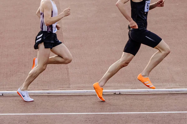 Dois Corredores Masculinos Tênis Nike Adidas Spikes Meia Distância Correndo — Fotografia de Stock