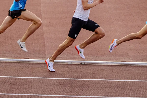 在夏季田径锦标赛中 耐克男子短跑运动员在体育场参加中长跑比赛 — 图库照片