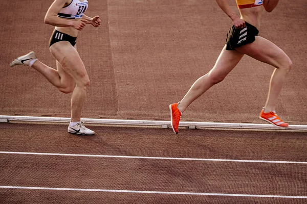 Nike Adidas Iki Bayan Atlet Yaz Atletizm Şampiyonasında Stadyumda Orta — Stok fotoğraf