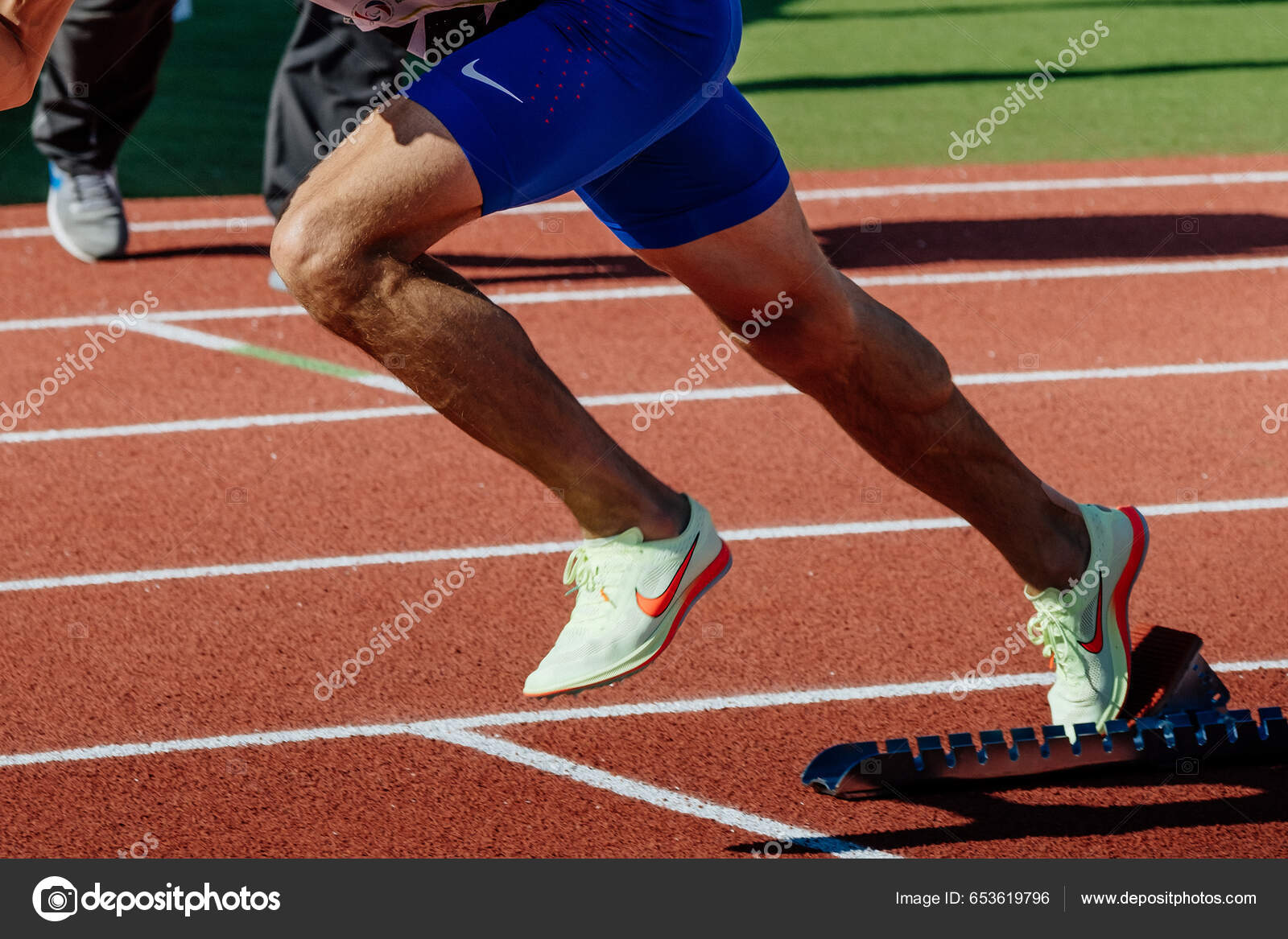 Piernas Corredor Velocista Masculino Zapatillas Nike Spikes Corriendo  Carreras Bloques — Foto editorial de stock © realsports #653619796