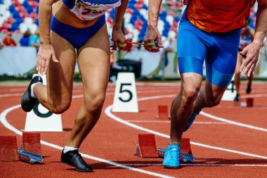 Kadın kör atlet erkek rehber ile koşuya başla, yaz para atletizm şampiyonası