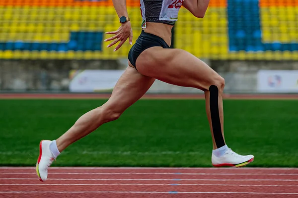 Close Female Runner Sprinter Running Track Stadium Summer Athletics Championships — Stock Photo, Image