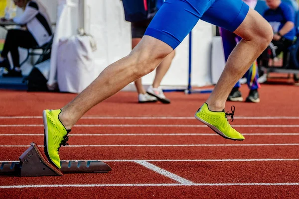 Close Atleta Masculino Começar Correr Blocos Iniciais Corrida Sprint Campeonatos — Fotografia de Stock