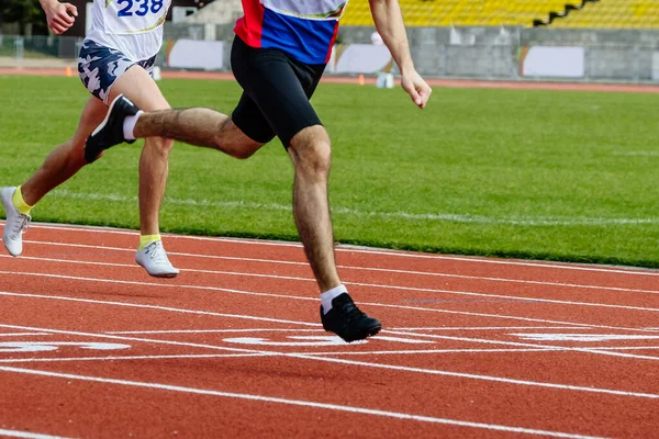 Αρσενικό Δρομέας Νικητής Σπριντ Αγώνα Τρέχει Γραμμή Τερματισμού Καλοκαίρι Πρωταθλήματα — Φωτογραφία Αρχείου