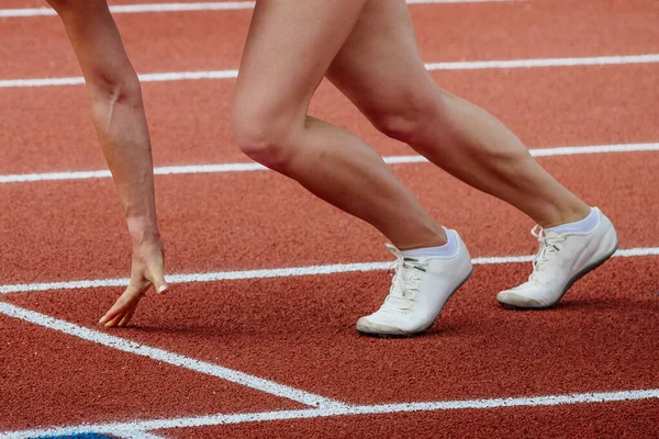 Atleta Feminino Corredor Posição Inicial Correr Corrida Sprint Pista Vermelha — Fotografia de Stock