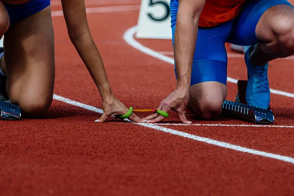 Kadın Kör Atlet Erkek Rehber Ile Koşuya Hazır Yarış Yaz — Stok fotoğraf