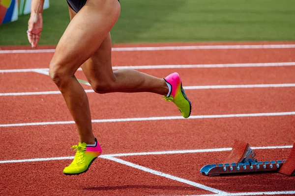 Pernas Feminino Corredor Começando Correr Corrida Sprint Estádio Pista Vermelha — Fotografia de Stock