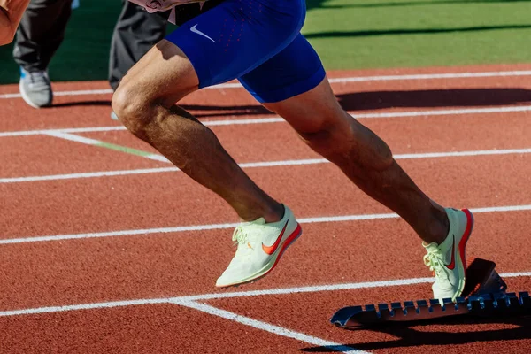 Piernas Corredor Velocista Masculino Zapatillas Nike Spikes Corriendo Carreras Bloques — Foto de Stock