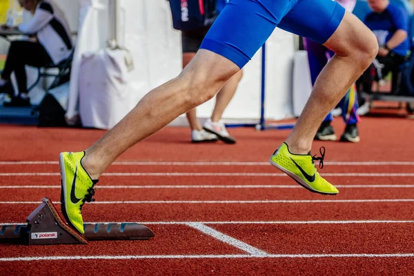 Ноги Спортсмен Начинает Работать Polanik Стартовые Блоки Спринт Гонки Nike — стоковое фото
