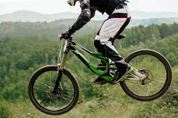 Athlete Cyclist Downhill Jumping Background Forest Mountains Summer Mountainbike Championship — Stock Photo, Image