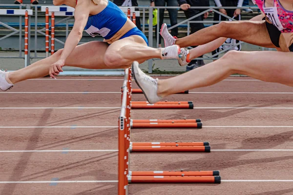 Líder Mulher Corredor Dirigido Correndo Obstáculos Corrida Campeonatos Atletismo Verão — Fotografia de Stock