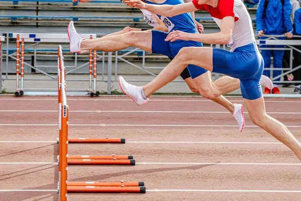 Drei Männliche Läuferinnen Greifen Bei Leichtathletik Sommermeisterschaften Über 100 Meter — Stockfoto