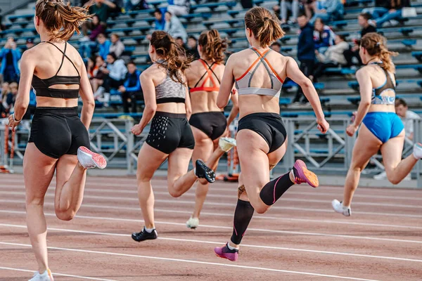 Hátsó Nézet Csoport Női Atléta Futók Futó Sprint Verseny Nyári — Stock Fotó