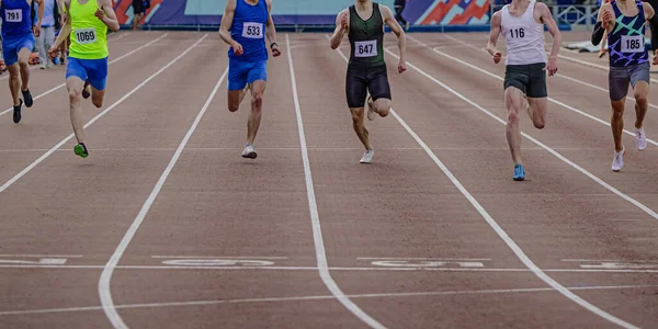 Ομάδα Άνδρες Δρομείς Αθλητής Τρέχει Αγώνα Ταχύτητας Τρέχουν Γραμμή Τερματισμού — Φωτογραφία Αρχείου