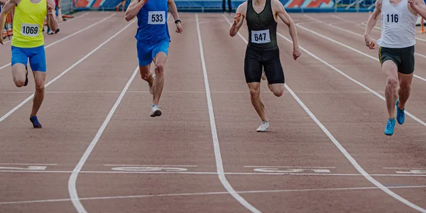 Cuatro Corredores Atletas Masculinos Corriendo Carrera Sprint Ejecutan Línea Meta — Foto de Stock