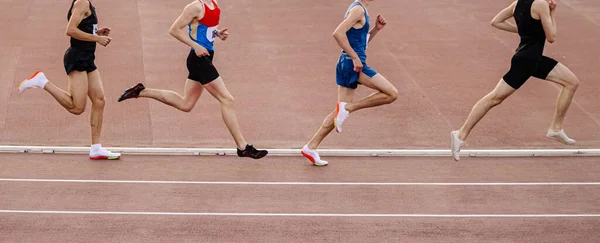 Dört Erkek Atlet Orta Mesafe Koşu Yarışı Yaz Atletizm Şampiyonası — Stok fotoğraf