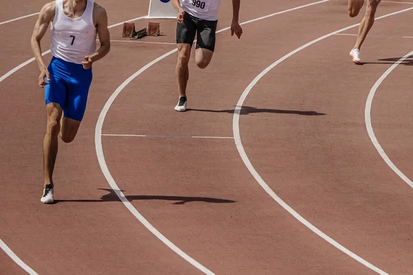 Τρεις Δρομείς Αρρένων Αθλητών Που Ξεκινούν Αγώνα Ταχύτητας Θερινά Πρωταθλήματα — Φωτογραφία Αρχείου