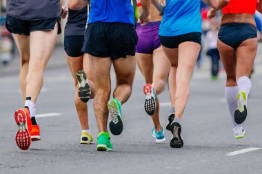 bacaklar karışık grup koşucuları yolda maraton koşan atletler, erkek ve kadın koşucular yaz sporları yarışı