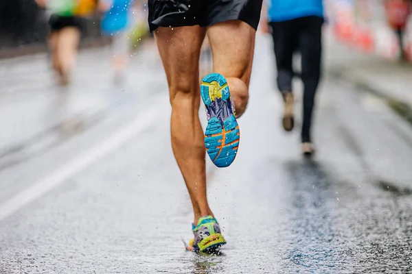 Nahläufer Athlet Läuft Marathonlauf Auf Nassem Asphalt Wassertropfen Auf Laufschuhen — Stockfoto