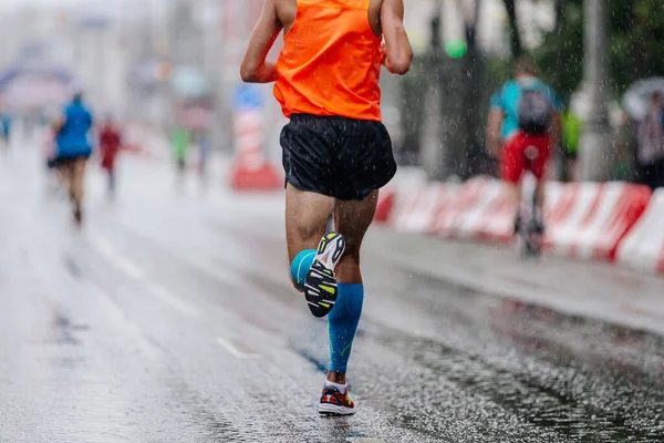 Atleta Corridore Vista Posteriore Corsa Maratona Gara Sulla Pioggia Manica — Foto Stock