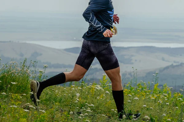 Corredor Masculino Corrida Trilha Grama Verde Montanha Abaixo Corrida Maratona — Fotografia de Stock